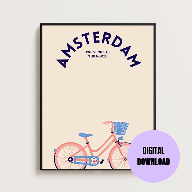 K&ouml;nnte beinhalten: Ein digitaler Download-Druck mit einem rosafarbenen Fahrrad mit einem blauen Korb und dem Text "Amsterdam, Das Venedig des Nordens" in Marineblau.