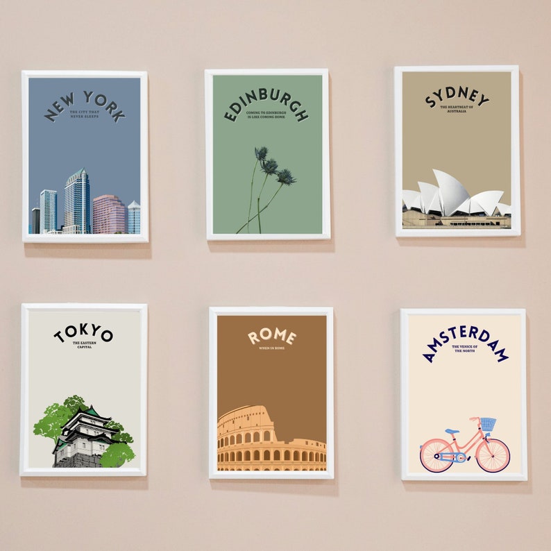 K&ouml;nnte beinhalten: Sechs wei&szlig;e gerahmte Drucke mit Stadtansichten und Text. Die Drucke zeigen New York, Edinburgh, Sydney, Tokio, Rom und Amsterdam. Jeder Druck hat einen anderen Hintergrund und eine einzigartige Illustration.
