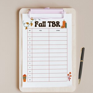 Könnte beinhalten: Eine druckbare Herbst-Lese-Liste mit einem herbstlichen Design. Die Liste bietet Platz für 12 Bücher mit Spalten für die Buchnummer, den Titel und den Autor. Das Design beinhaltet eine Rebe mit Blättern, Kerzen, einen Kürbisgewürz-Latte und Pilze.