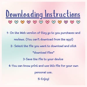 Op de afbeelding: Een pastelkleurige afbeelding met de woorden "Downloading Instructions" in blauw schrift. De instructies beschrijven hoe je bestanden van Etsy kunt downloaden, inclusief het gebruik van de webversie, het selecteren van bestanden en het opslaan op een apparaat. De afbeelding bevat decoratieve harten.