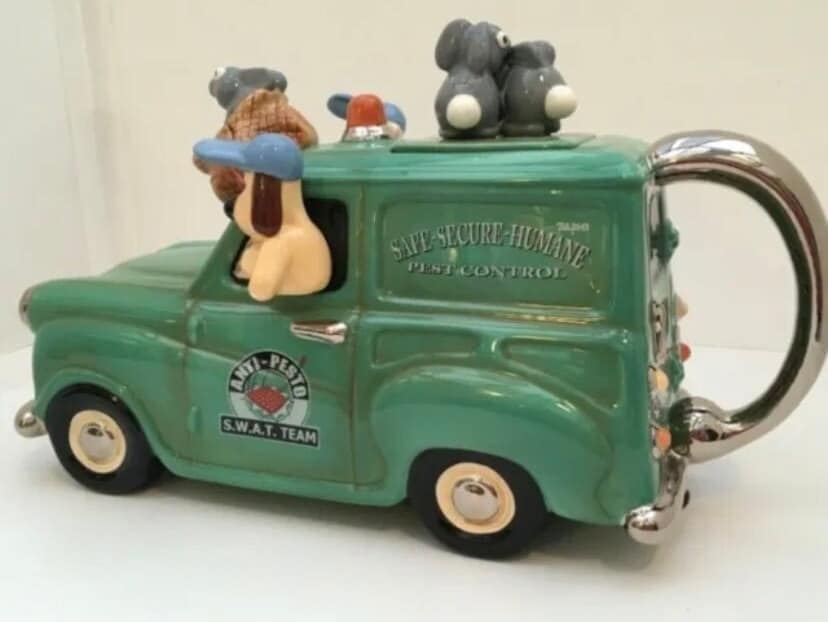 最終特価ウォレスとグルミットWallace & Gromit Anti-pest Wallace & Gromit Curse of the Were Rabbit Teapot Anti Pesto Van