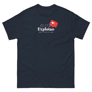 May include: Navy blue t-shirt with a white graphic that says "El DM Explotao" with a red heart icon and the number "1" above the text. The text below the graphic says "Pero la dejo en leido".