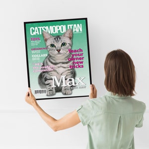 Pu&ograve; includere: Una copertina di rivista con un gatto sopra. La rivista si chiama "Catsmopolitan" e il gatto si chiama Max. La copertina della rivista &egrave; verde e il testo &egrave; rosa. Il gatto &egrave; un gatto tigrato e siede su uno sfondo verde.