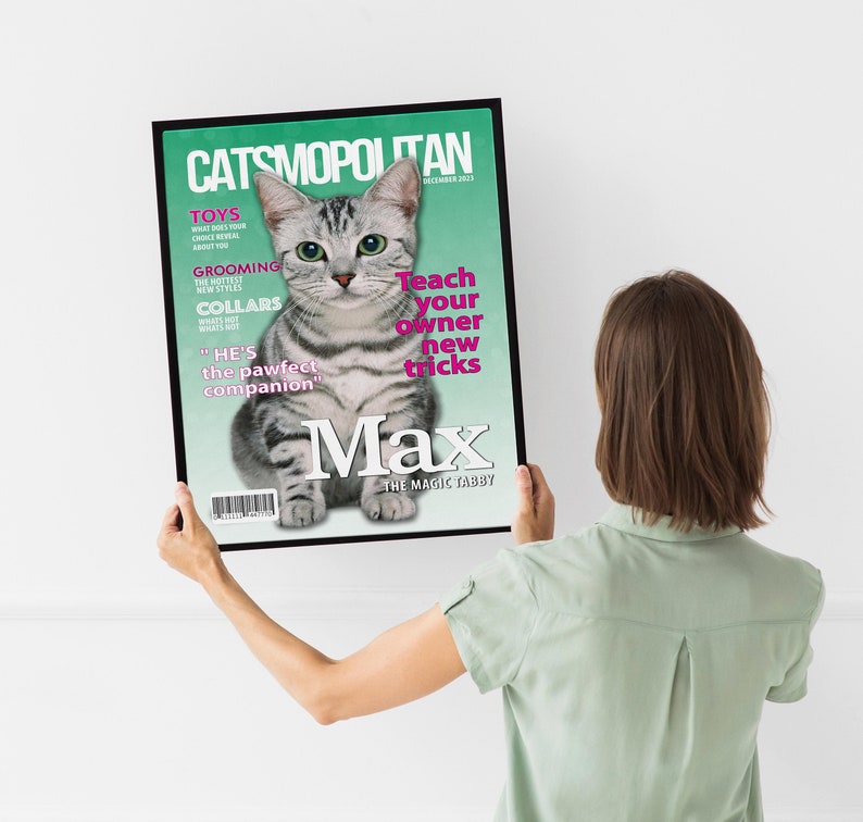 Pu&ograve; includere: Una copertina di rivista con un gatto sopra. La rivista si chiama "Catsmopolitan" e il gatto si chiama Max. La copertina della rivista &egrave; verde e il testo &egrave; rosa. Il gatto &egrave; un gatto tigrato e siede su uno sfondo verde.