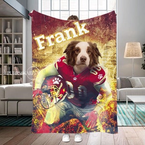 Pode incluir: Uma manta de lã personalizada com um cão vestido como jogador de futebol americano. O cão está vestindo uma camisa vermelha e branca com o nome "Frank" impresso nela. A manta tem um visual vintage e desgastado com um fundo amarelo e marrom.