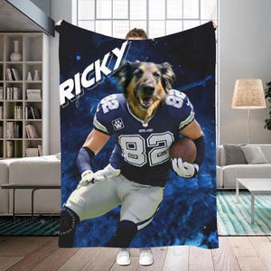 Puede incluir: Una manta azul marino y blanca con la cara de un perro superpuesta al cuerpo de un jugador de fútbol americano. El jugador lleva una camiseta con el número 82. El nombre "RICKY" está impreso en blanco en la esquina superior izquierda.