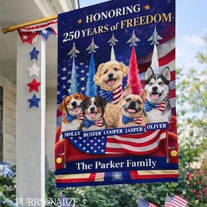 Puede incluir: Una bandera patriótica con cinco perros en la caja de un camión rojo, cada uno con una pajarita. La bandera dice "HONORING 250 YEARS of FREEDOM" con "The Parker Family" debajo. Diseño con estrellas y rayas.
