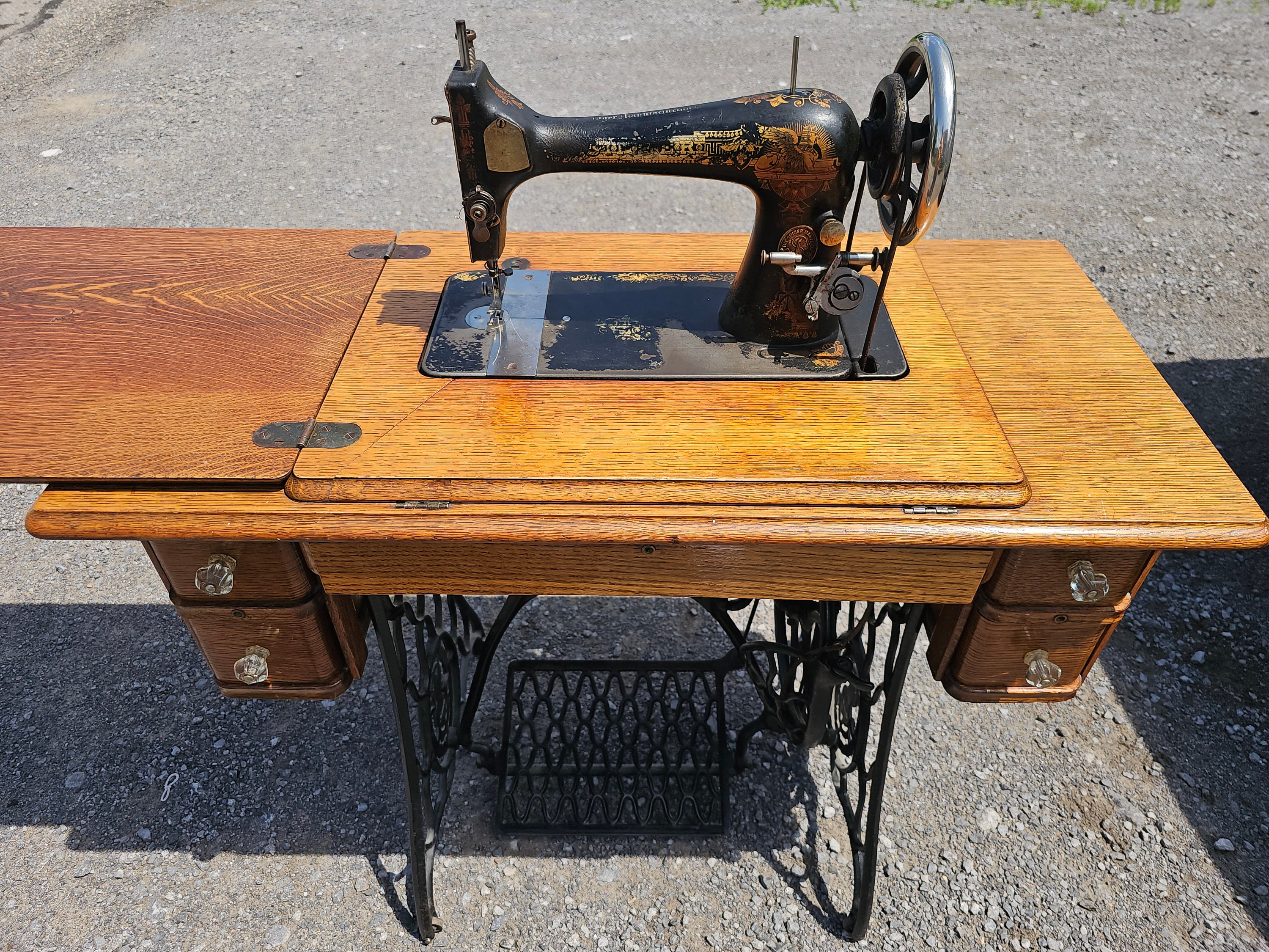 Máquina de coser. SXX. Elaborada en metal. Marca Singer. Mueble de madera  con 5 cajones. Decorada con elementos florales. for sale at auction on 24th  July