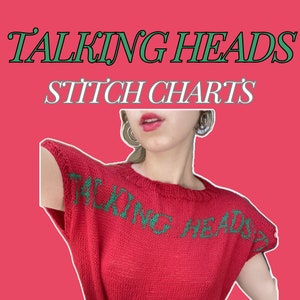 以下が含まれることがあります： 赤いニットのセーターで、短い袖と前面に緑色の刺繍で「Talking Heads」と書かれています。セーターはステッチチャートのパターンです。