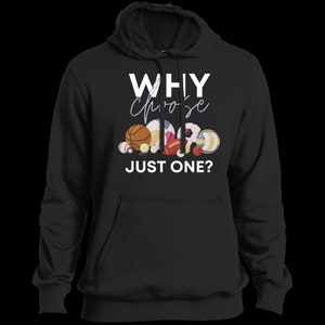 Puede incluir: Sudadera con capucha negra con el texto "WHY choose JUST ONE?" en blanco. Debajo del texto se muestran varios balones de deporte.