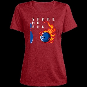 Puede incluir: Camiseta roja de mujer en tejido heather con una bola de bolos en llamas y un pin. El texto "Spare No Pin" está escrito encima de la bola de bolos.