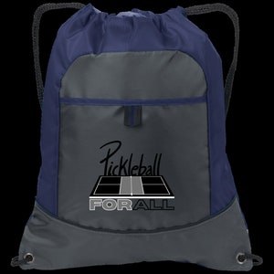 Puede incluir: Una bolsa de cordón azul marino y gris con un logotipo blanco que dice "Pickleball For All" y un gráfico de una cancha de pickleball.