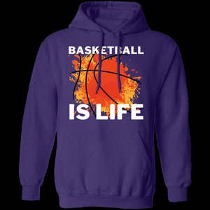 Puede incluir: Sudadera con capucha morada con un gráfico de baloncesto y el texto "Basketball is Life".