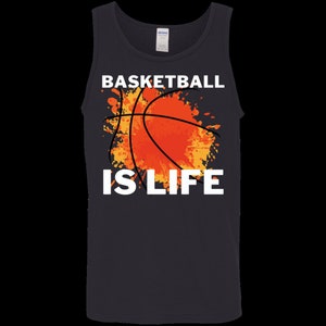 Puede incluir: Una camiseta sin mangas de color gris oscuro con el texto "Basketball is Life" en letras blancas. Una pelota de baloncesto con salpicaduras de pintura naranja y amarilla está detrás del texto.