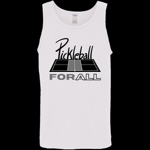 Puede incluir: Camiseta blanca de tirantes con un gráfico de cancha de pickleball en negro y gris y el texto "Pickleball FOR ALL" en negro.