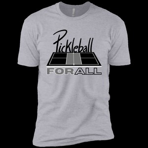 Puede incluir: Una camiseta gris con un gráfico en blanco y negro de una cancha de pickleball y el texto "Pickleball FOR ALL".