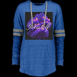 Puede incluir: Una sudadera con capucha de manga larga azul real con rayas grises en las mangas. La sudadera tiene un bolsillo grande en la parte delantera y una impresión gráfica de una nube morada y naranja con el texto "Be Yourself" en ella.