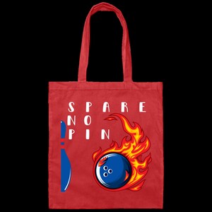 Puede incluir: Bolsa de tela roja con texto blanco que dice "Spare No Pin" y un gráfico de una bola de bolos en llamas.