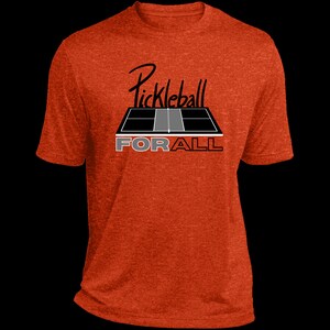 Puede incluir: Camiseta naranja con un gráfico de cancha de pickleball en blanco y negro y el texto "Pickleball For All" en negro.