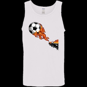 Puede incluir: Una camiseta sin mangas blanca con un gráfico de un balón de fútbol en llamas que es pateado por una bota de fútbol negra.