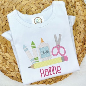 Besticktes Schulzubehör-Hemd für Mädchen: Benutzerdefiniertes Monogramm zum Schulanfang