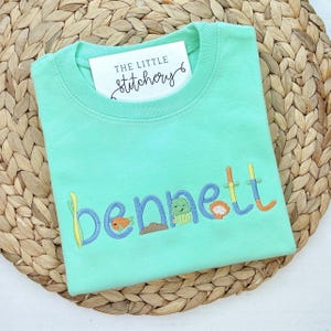 Maglietta con nome ricamato sulla spiaggia: completo personalizzato per bambini