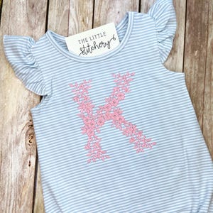 Burbuja de letras con monograma floral / Traje de verano personalizado para niña / Camisa con monograma para bebé / Mono de verano personalizado cosido / Regalo para bebé