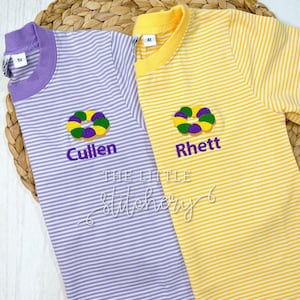 Chemise monogrammée avec poche King Cake | Ensemble mardi gras pour tout-petit | Tenue personnalisée sur mesure | Chemise King Cake pour enfants | Bulle de parade pour garçons |