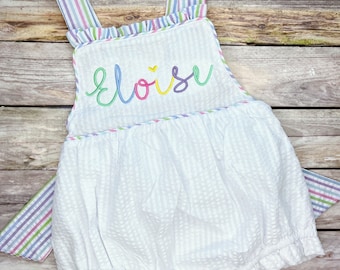 de bain à motif monogrammé arc-en-ciel | Bulle d&#39;été à volants pour filles | Barboteuse bébé fille personnalisée | Nom de l&#39;écriture brodé Sunsuit |