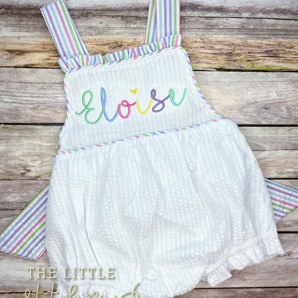 Regenboognaam Sunsuit met monogram | Meisjes ruche zomerbubbel | Aangepaste gepersonaliseerde babymeisjes Romper | Geborduurde scriptnaam Sunsuit |