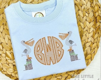 Strand-Pelikan-Monogramm-Shirt | Personalisiertes Sommeroutfit für Jungen | Monogrammiertes Strandurlaubsshirt | Genähter individueller Alltags-Sommer-Strampler |