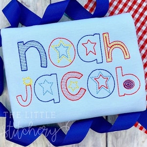 Könnte beinhalten: Ein hellblauer Baby-Strampler mit den Namen "Noah Jacob", die in bunten Buchstaben mit Sternen gestickt sind. Die Buchstaben sind mit rotem, blauem und gelbem Garn umrandet. Die Sterne sind mit blauem Garn umrandet.