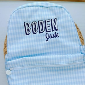 シャドウネーム バックパック | 男の子用モノグラム ブックサック | カスタム刺繍入りプレックバッグ | ベビーバックパック おむつバッグ | ベビーブルーギンガム |