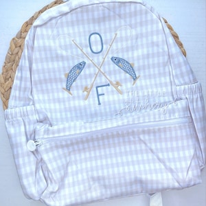 Angeln bestickt Backback | Jungen Monogramm Büchersack | Individuell gestickte Prek Tasche | Baby Rucksack Wickeltasche | Khaki Vichykaro |