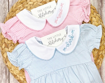 Robe ou col boule à monogramme | Tenue d&#39;été personnalisée pour fille | Combi-short prénom avec nœud | Barboteuse d&#39;été personnalisée | Cadeau baby shower |