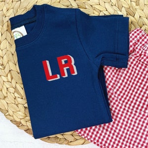 Jungen-Monogramm-Hemd: Schatten-Initialmonogramm, individuell gestickte Tasche