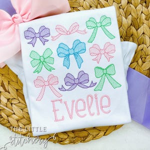 Besticktes Schleifen-Monogramm-Shirt: individuelles Mädchen-Outfit