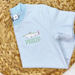 Angeln Mini Tasche Monogramm Shirt | Kleinkind Outfit Personalisiertes Shirt | Regenbogen Forelle Fisch Shirt | Jungen Frühlingsblase |