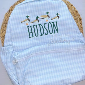 Dos de canard colvert personnalisé | Sac à dos à monogramme pour garçon | Broderie personnalisée Prek pour tout-petit | Sac à langer pour bébé | Vichy bleu bébé |