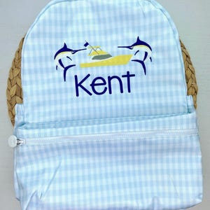 Marlin Monogramm Rückseite | Jungen Büchersack Angeln | Individuell gesticktes Kleinkind Prek | Baby Wickeltasche | Babyblauer Vichykaro |