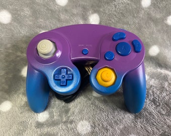 Op maat geschilderde paarse en blauwe OEM GameCube-controller