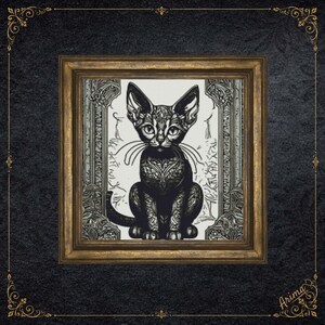 Puede incluir: Una ilustración en blanco y negro de un gato con patrones intrincados en su pelaje, centrado dentro de un marco rectangular de tono dorado. El gato aparece sentado con orejas puntiagudas y bigotes largos sobre un fondo claro.