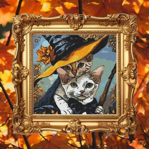Könnte beinhalten: Zwei weiße Katzen tragen einen Hexenhut mit gelbem Rand und einen schwarzen und gelben Besen. Die Katze vorne trägt eine schwarze Fliege. Der Hintergrund ist ein blaues und grünes Aquarellbild.