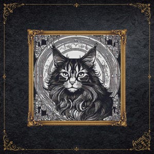 Könnte beinhalten: Ein schwarz-weißes Kreuzstichmuster mit einer Maine-Coon-Katze mit langem Fell und buschigen Ohren, zentriert in einem kreisförmigen geometrischen Design. Das Kunstwerk ist in einem verzierten Goldrahmen mit dem Wort Arima unten eingefasst.