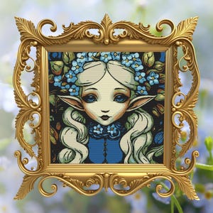 Puede incluir: Una ilustración enmarcada de un hada con flores azules en el pelo. El hada tiene grandes ojos azules y una suave sonrisa. El fondo es de color verde oscuro con más flores azules.