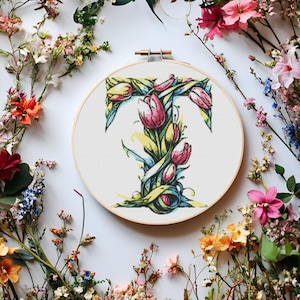 Patrón de punto de cruz con monograma de flor de tulipán: elegante diseño floral con la letra T para principiantes y avanzados: arte con poco confeti – Pattern Keeper