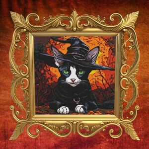 Könnte beinhalten: Eine schwarz-weiße Katze trägt einen Hexenhut mit spitzem Rand. Die Katze hat grüne Augen und sitzt in einer Waldlandschaft mit einem leuchtend orangefarbenen Sonnenuntergang im Hintergrund.