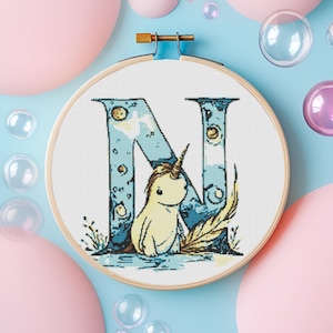 Padrão de ponto cruz da letra N Narwhal Náutico | Design de alfabeto de vida marinha caprichoso | Bordado com tema de oceano faça você mesmo | Compatível com Pattern Keeper