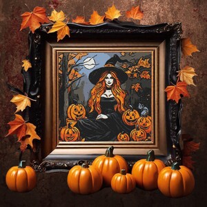 Puede incluir: Una pintura enmarcada con temática de Halloween de una bruja con el pelo largo y rojo, vestida con un vestido negro y un sombrero de bruja, rodeada de calabazas. La pintura está ambientada en un fondo de hojas de otoño y un bosque iluminado por la luna.