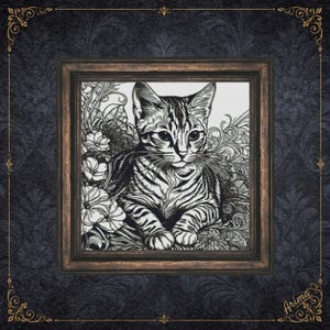 Op de afbeelding: Een zwart-wit kruissteekpatroon met een cyperse kat die rust tussen gedetailleerde florale elementen. Het kunstwerk is gevat in een donkerbruine houten lijst met gouden hoekaccenten, geplaatst tegen een donkere textuurachtergrond.